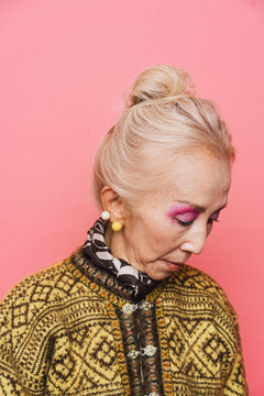 柄模様のセーターを着たシニア女性のポートレート