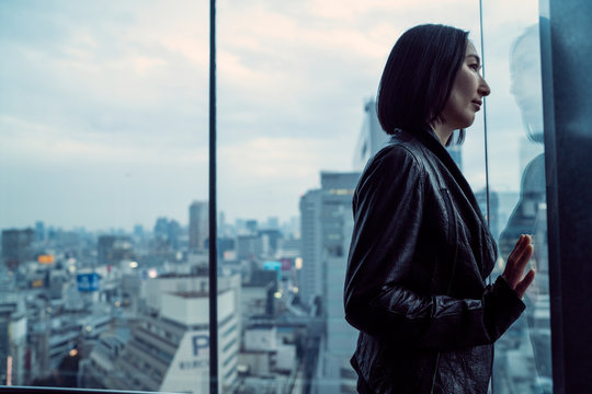 窓際の女性のポートレート