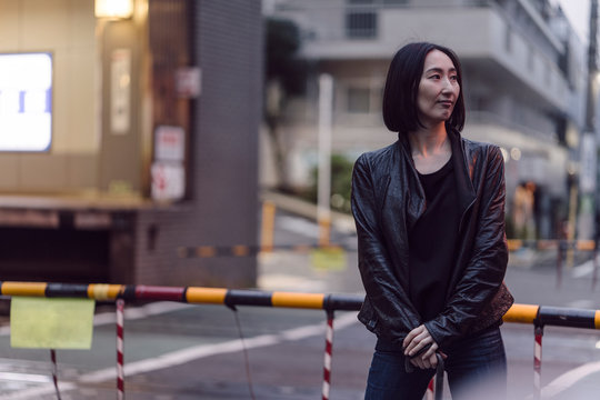 道で立っている女性のポートレート