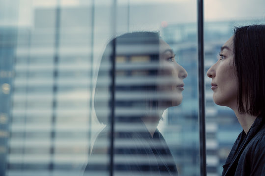窓際の女性のポートレート
