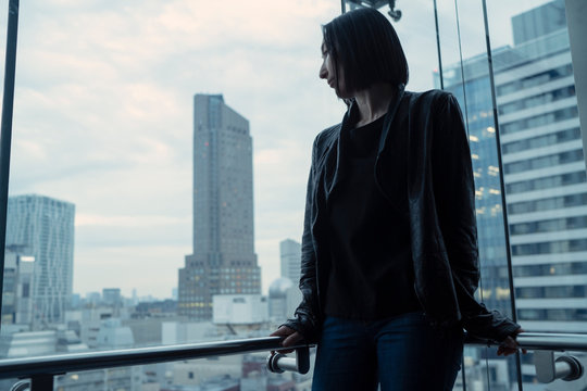 窓際の女性のポートレート