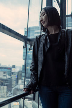 窓際の女性のポートレート