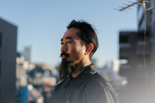 屋上にいる男性のポートレート