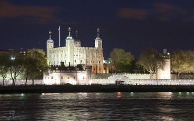 Naklejka premium Tower of London at night, UK