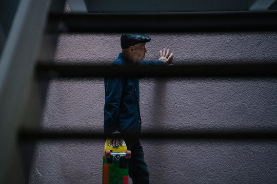 影になっている、柄模様のセーターを着たシニア女性のポートレート