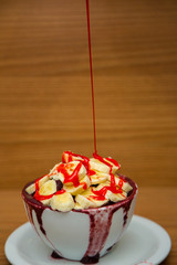 Açaí com banana, granola e cobertura de morango