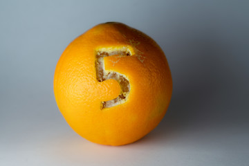 Nummer 5 einer Schriftart in die Schale einer Orange geritzt