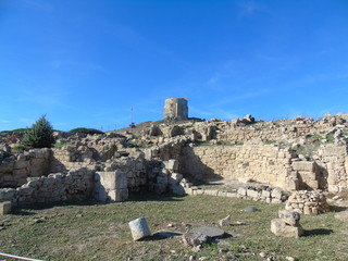 Wieżą hiszpańska obok ruin starożytnego miasta Tharros
