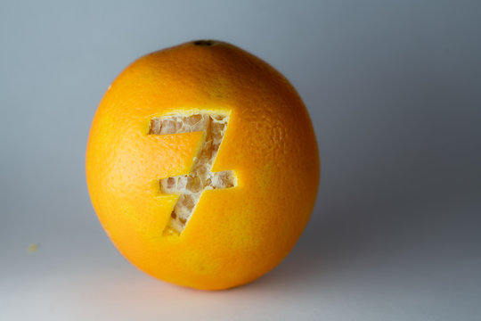 Nummer 7 einer Schriftart in die Schale einer Orange geritzt