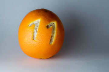 Zahl 11 für einen Adventskalender in die Schale frischer Orangen geschnitzt