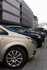 Fototapeta na wymiar Parkende Autos in der Innenstadt