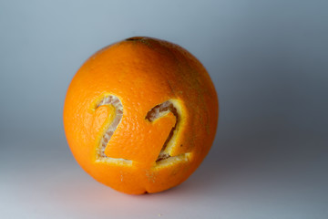 Zahl 22 für einen Adventskalender in die Schale frischer Orangen geschnitzt