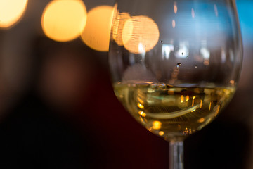 Copo de vinho branco
