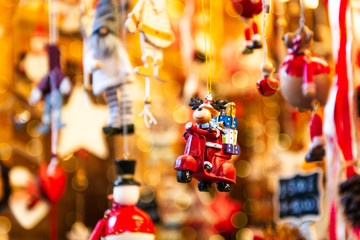 Naklejka premium Christmas Market near Town Hall on Albert Square in Manchester,