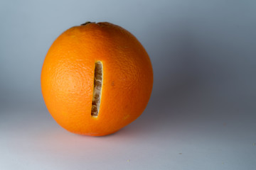 Buchstabe i einer Schriftart in die Schale frischer Orangen geschnitzt