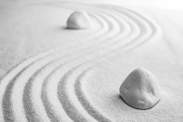 Photo sur Plexiglas Pierres dans le sable Pierres blanches sur sable avec motif. Zen, méditation, harmonie