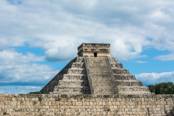 Fototapeta na wymiar Mayan pyramid of Kukulcan El Castillo in Chichen-Itza archeological zone