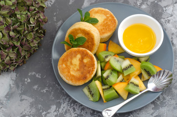 Cheesecakes with fruit and honey for breakfast