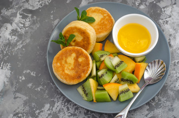 Cheesecakes with fruit and honey for breakfast