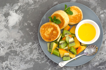 Cheesecakes with fruit and honey for breakfast