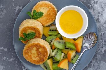 Cheesecakes with fruit and honey for breakfast