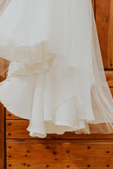 Robe de la mariée dans le vent