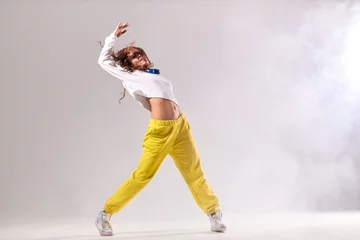Fotobehang Charmante jonge professionele dans die hard traint voor de streetdance-competitie, vrije tijd doorbrengt in de dansstudio, zich voorbereidt op een concert © alfa27