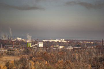 Obraz premium Factories in an industrial area among the forest