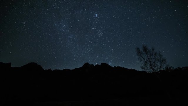 みずがき自然公園から瑞牆山に昇る冬の星空