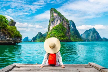 Foto op Canvas Reiziger vrouw op zoek verbaasd natuur schilderachtige landschap tropisch eiland Phang-Nga baai Avontuur levensstijl toeristische reizen Phuket Thailand zomervakantie vakantie toerisme mooie bestemming plaats Azië © day2505