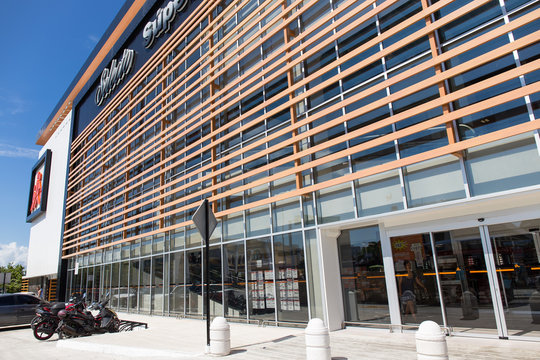 CANCUN, MEXICO - 29 October  2015: The new Super Chedraui Selecto Supermarket at Zona Hotelera
