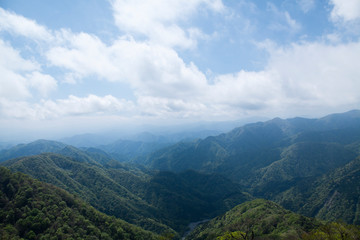 丹沢の山々を望む