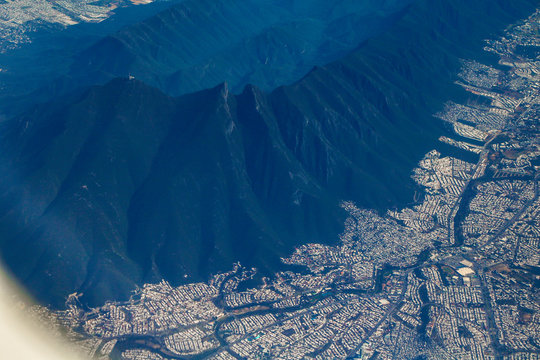 Vista aérea y acercamiento del Cerro de la Silla en Monterrey Nuevo León México