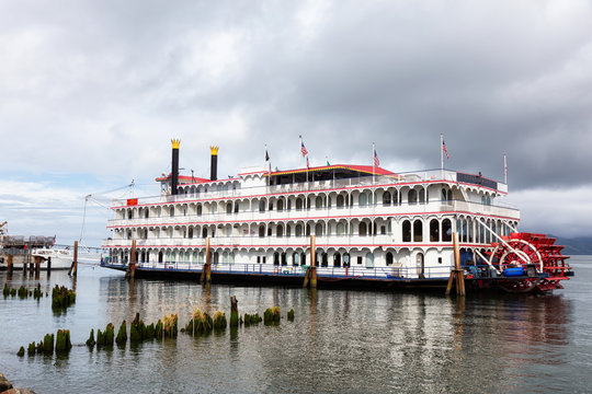 รูปภาพSternwheeler เลือกดูภาพถ่ายสต็อก เวกเตอร์ และวิดีโอ2,306