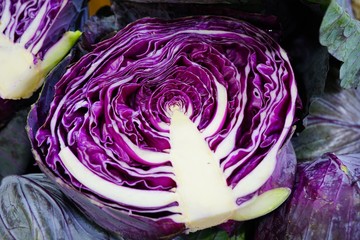 Obraz premium Red cabbage cut in half at a farmers market
