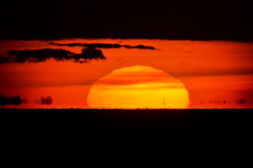 水平線と雲の狭間で昇る朝日DSC1830