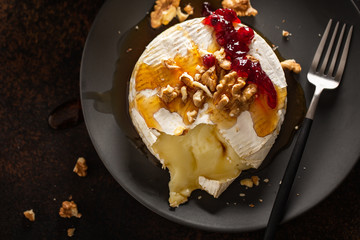 Baked camembert with walnuts and cranberries - obrazy, fototapety, plakaty