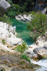 Turista che Nuota nel Lago di Cavagrande del Cassibile, Siracusa in Sicily