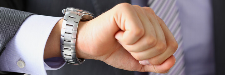 Obraz premium Man in suit and tie check out time at