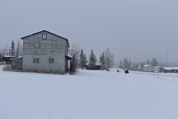 casa en invierno rodeada de nieve