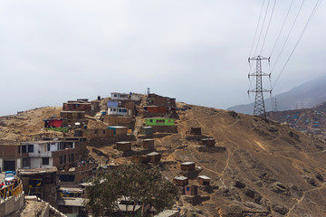 Casas en la cima de un cerro de la ciudad de Lima