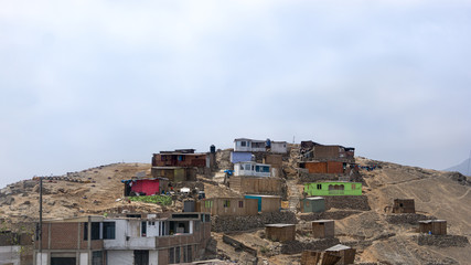 Fototapeta na wymiar Viviendas en lo alto de un cerro limeño
