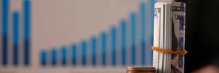 Obraz premium Hand businessman putting pin money