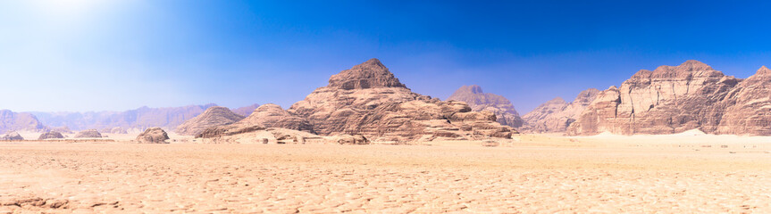 Fototapeta na wymiar Panoramic Approach to Wadi Rum: The White Desert