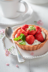Sweet mini tart with strawberries and cream