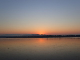 Fototapeta na wymiar 国境のメコン川の朝焼け