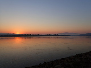 国境のメコン川の朝焼け