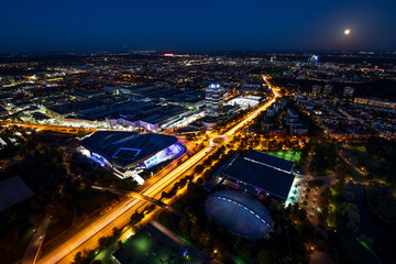 Blick vom Olympiaturm auf München bei Nacht