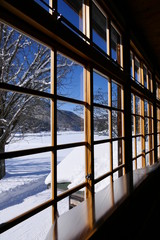 学校の窓から見る雪の校庭。喰丸　昭和　福島　日本。１月下旬。