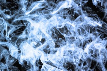 Fondo negro con humo de colores.